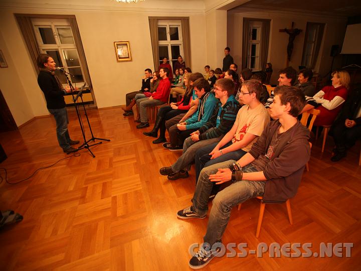 2010.11.27_21.28.00.jpg - Josef Hiebaum begeisterte die Jugendlichen mit dem Thema "Die Gre der Liebe Gottes".