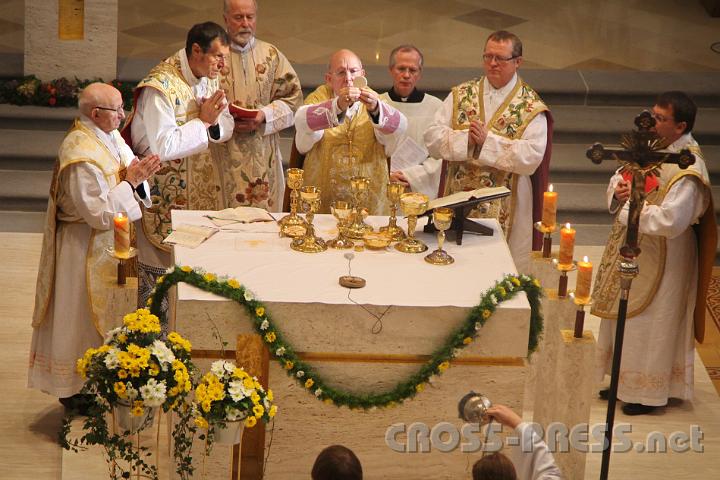 2013.11.10_11.09.15.jpg - Nach der Zurüstung des Altares wird darauf zum ersten Mal Eucharistie gefeiert: hier die Elevation des Leibes Christi.