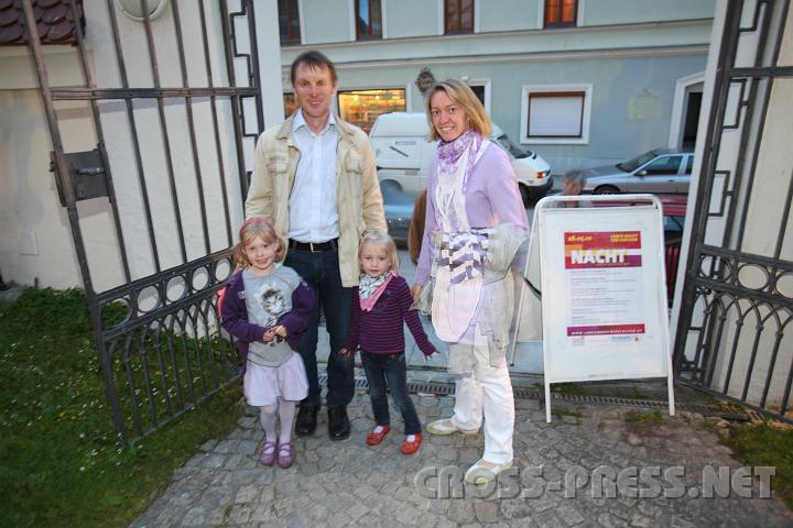 2010.05.28_21.03.13.jpg - Auch Julia und Johanna Riener schauten mit Mama und Papa vorbei.