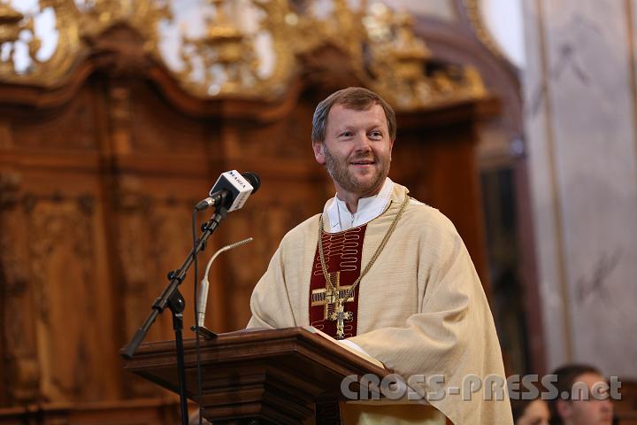 2013.06.08_17.20.48.jpg - Gastgeber Abt Reinhold Dessl feierte mit Jugendlichen die heilige Messe.