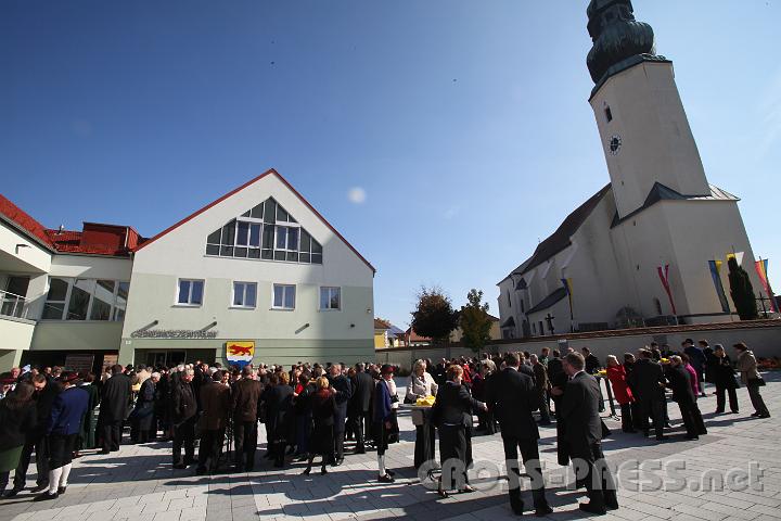 2011.10.16_12.20.22.jpg - Die Wolfsbacher Pfarrgemeinde feiert ihre Kirchenrenovierung und Altarweihe auf dem Marktplatz.