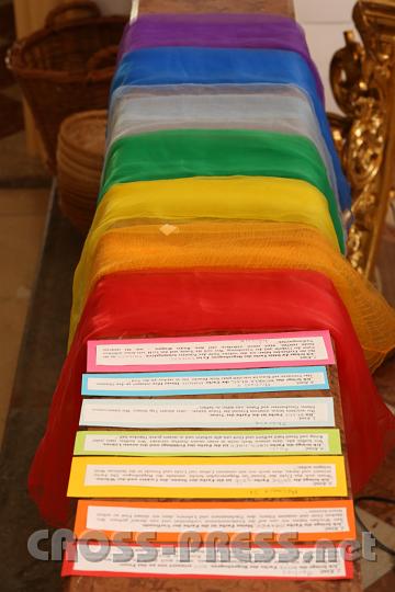 2013.05.09_09.00.36.jpg - Regenbogen-Bänder und Kärtchen mit Fürbitten warten auf die Erstkommunionkinder.