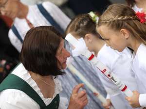 Erstkommunion 2018 in Wolfsbach Religionslehrerin Brigitte Brunninger gibt letzte Anweisungen.