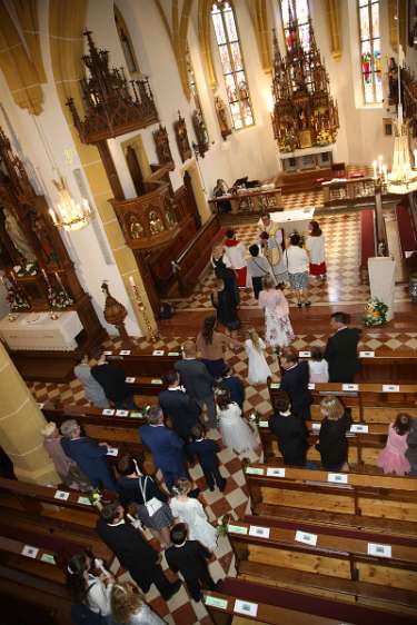 Erstkommunion 2022 in Wolfsbach Einzug in die Kirche