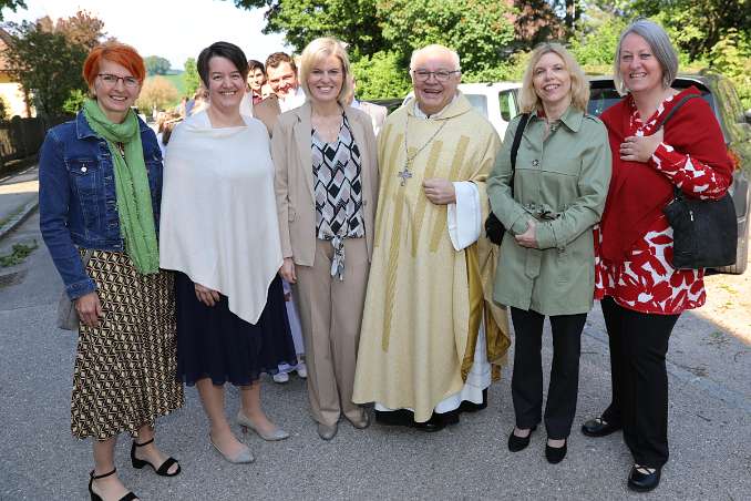 Erstkommunion 2024 in Wolfsbach Abt Petrus Pilsinger mit VS Lehrerinnen.