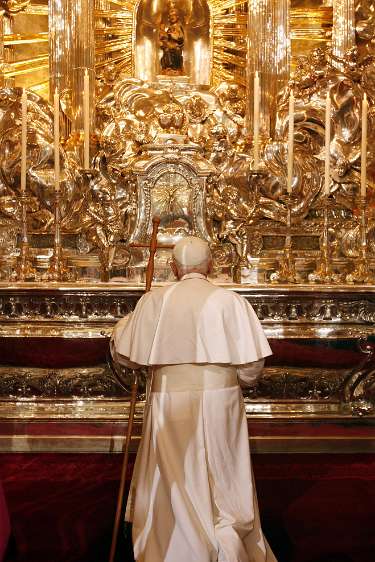 PAPST BENEDIKT XVI IN OESTERREICH: MARIAZELL Papst Benedikt XVI beim Gebet vor der Marienstatue in der Basilika in Mariazell am Samstag, 08. September 2007, im Rahmen eines dreitaegigen Besuches in...