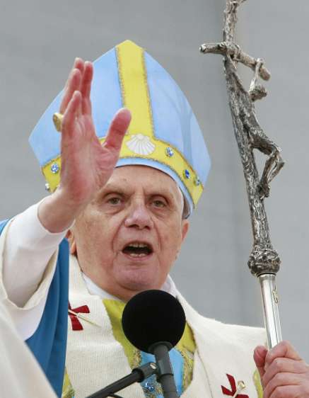 PAPST BENEDIKT XVI. IN OESTERREICH / MARIAZELL Papst Benedikt XVI. waehrend der Festmesse vor der Basilika in Mariazell am Samstag, 08. September 2007. APA-FOTO: POOL/ROBERT JAEGER