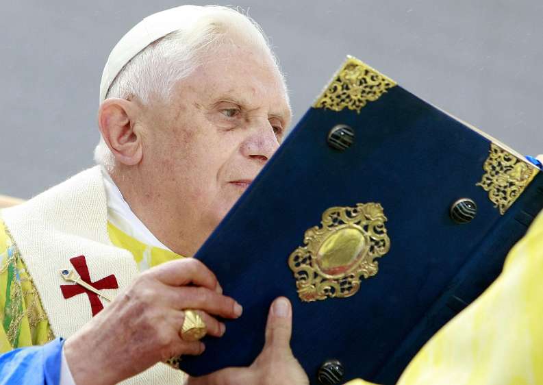 PAPST BENEDIKT XVI. IN OESTERREICH / MARIAZELL Papst Benedikt XVI. waehrend der Festmesse vor der Basilika in Mariazell am Samstag, 08. September 2007. APA-FOTO: POOL/ROBERT JAEGER