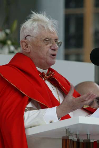 'Auf Christus schauen', Papstbesuch in Österreich 2007 Der 'Struswel-Papst." ;)