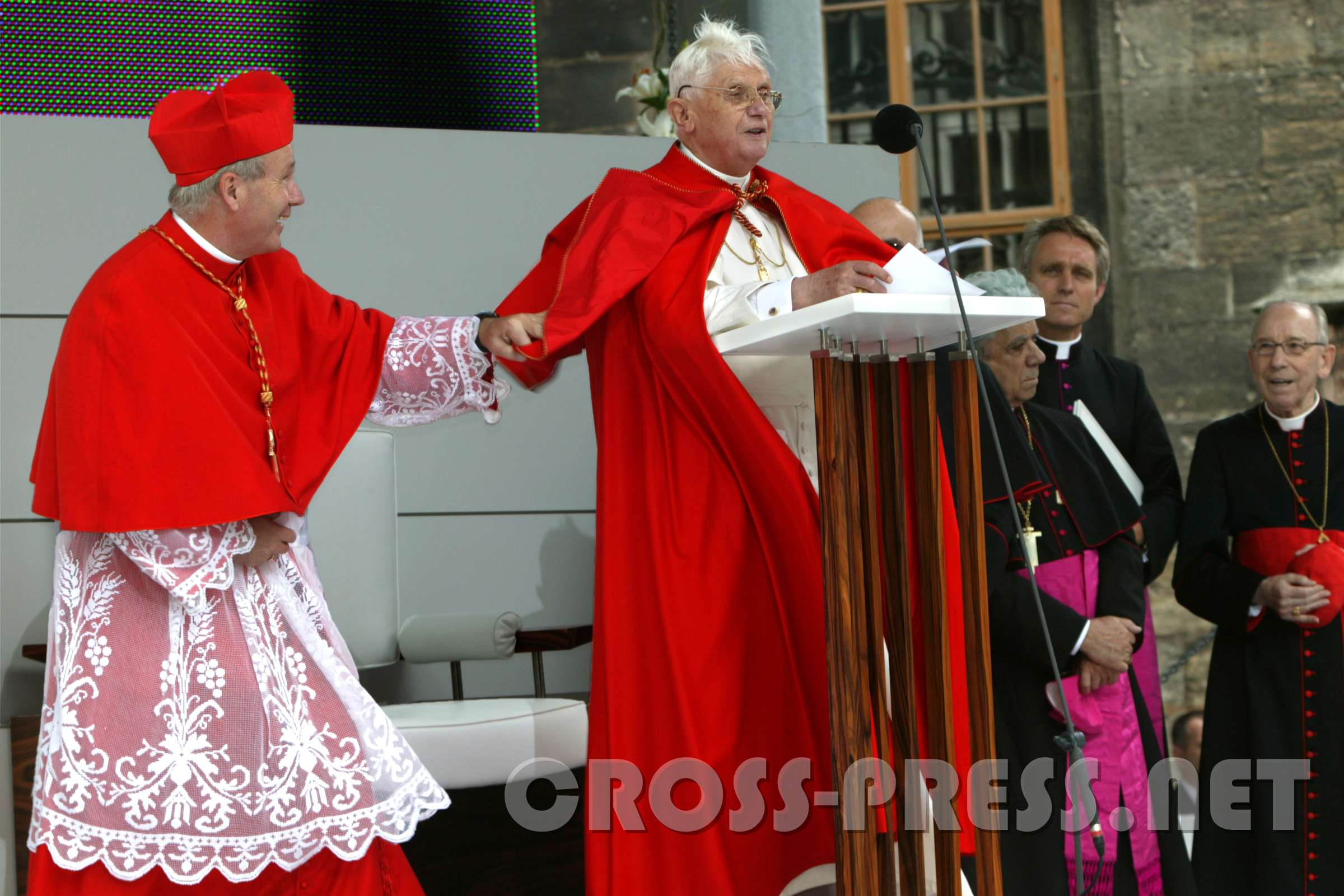 Papst Benedikt XVI in Wien "Bleib da, Joseph !" Kardinal Schönborn eilte seinem langjährigen Lehrer zu Hilfe, als ihn eine Windböe zu entrücken drohte und hält lachend Papst Benedikts fliegenden Umhang fest.