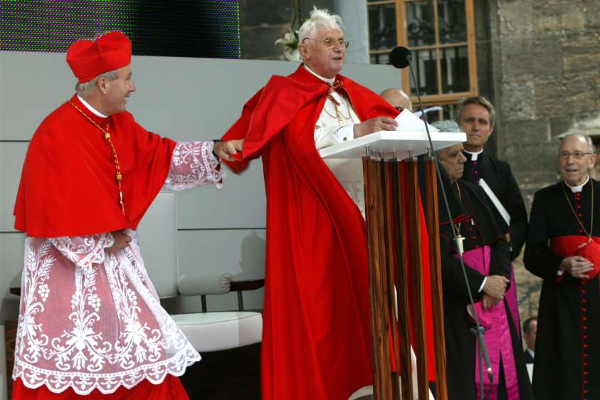 Papst Benedikt XVI in Wien "Bleib da, Joseph !" Kardinal Schönborn eilte seinem langjährigen Lehrer zu Hilfe, als ihn eine Windböe zu entrücken drohte und hält lachend Papst Benedikts...