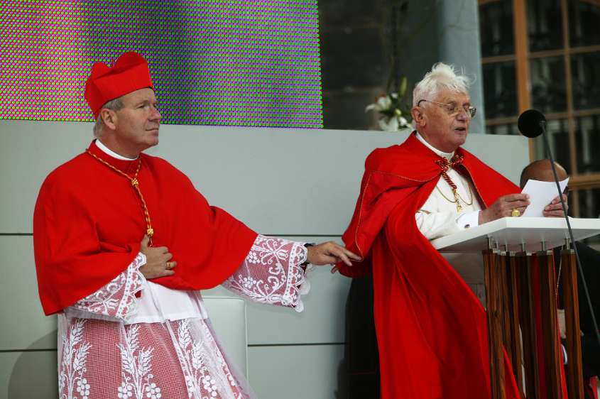 'Auf Christus schauen', Papstbesuch in Österreich 2007 Kardinal Schönborn bei seiner sehr ernsten Aufgabe "Halte den Papst!". :)