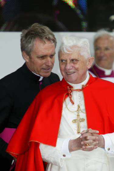 'Auf Christus schauen', Papstbesuch in Österreich 2007 Monsg. Gänswein, der 'Papstflüsterer'. ;)