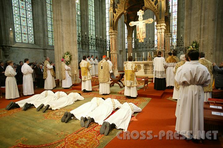 2008.04.24_11.03.02.JPG - Die Priesterkandidaten werfen sich als Zeichen der Demut vor Gott nieder (Prostratio), whrend alle Mitfeiernden auf sie den Heiligen Geist herab bitten.