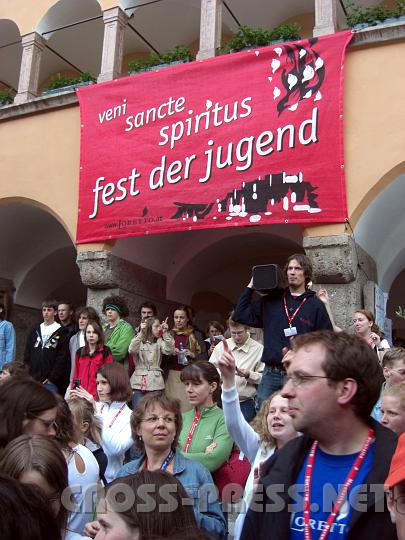 2008-05-11_19.23.53.jpg - Im Hof der St.Blasius Kirche erfolgte der Startschuss fr den "Jericho-Marsch".