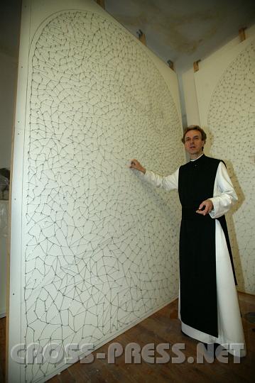 2008.10.22_15.28.18.JPG - Frater Raphael vor dem Gerst des neuen riesigen Triptychons, das in die 1. Kapelle des Kreuzweges kommen wird.