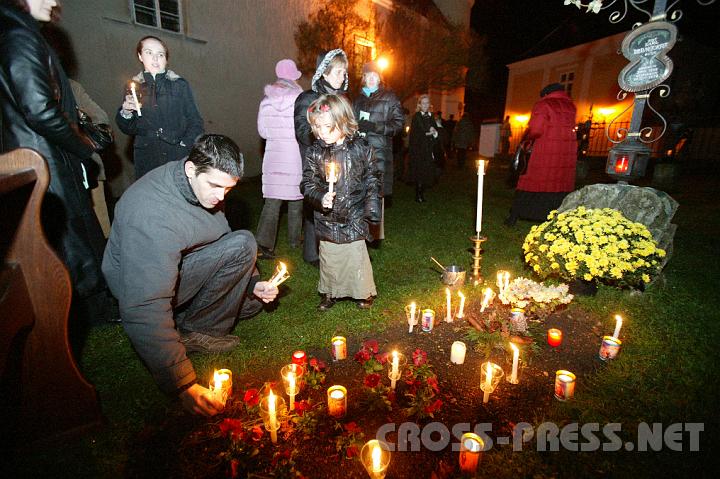 2008.11.15_20.27.00.JPG - Viele Gläubige stellten Kerzen auf das Grab von Abt Karl Braunstorfer.