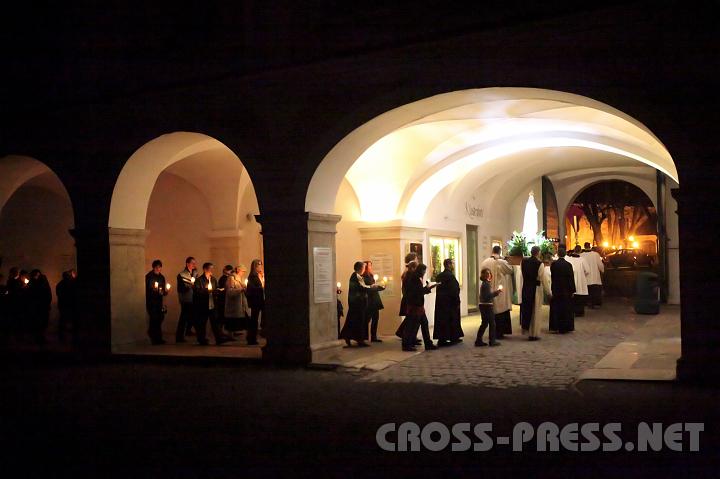 2009.04.04_19.49.56.jpg - Prozession von der Stifts- zur Kreuzkirche am Beginn der ersten "Matutina Mariana".
