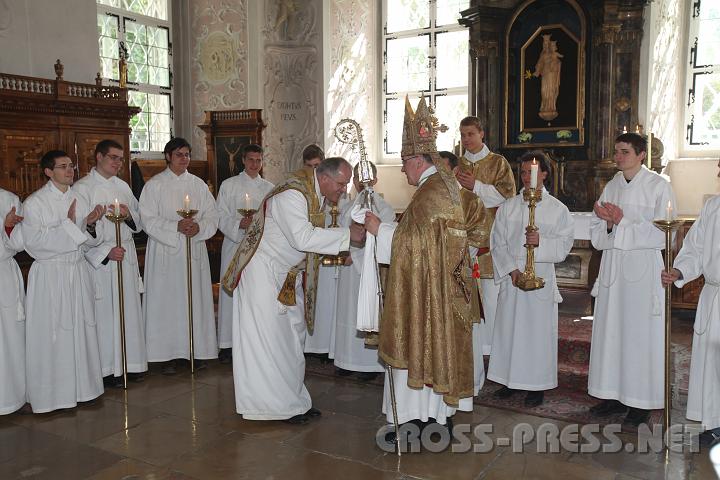 2009.04.12_10.47.18.jpg - Prior P.Christian bedankt sich bei Abt Gregor fr seine Fhrung durch die Karwoche.