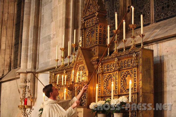 2009.04.11_22.25.56.jpg - Alle Kerzen in der Kirche werden entzndet, hier Leopold, Frater im Werden.