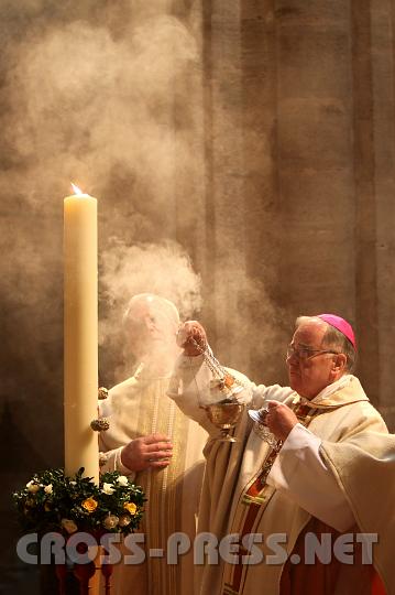 2009.04.11_23.11.05_01.jpg - Osterkerze, die das ganze Kirchenjahr das Licht spendet, wird von Abt Gregor beweihreuchert.