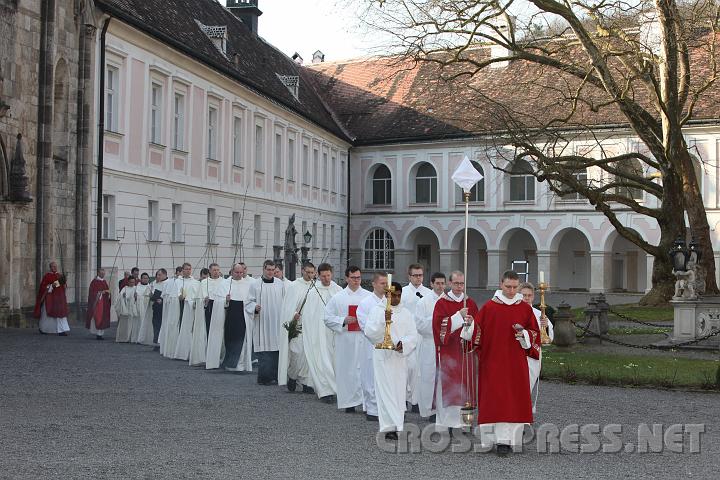 2009.04.05_08.01.56.jpg - Von der Stiftskirche aus kommt die Prozession der Mnche.