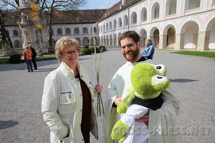 2009.04.05_09.53.19.jpg - P.Samuel bekam einen Zisterzienser-Kermit geschenkt.