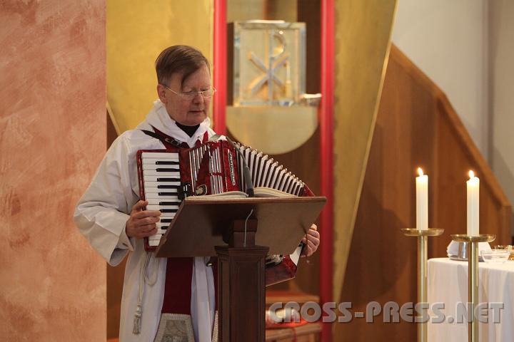 2009.04.05_10.28.49.jpg - Beim Palmsonntagsgottesdienst in der Kreuzkirche singt P.Dominikus die Passion, begleitet auf der Harmonika.