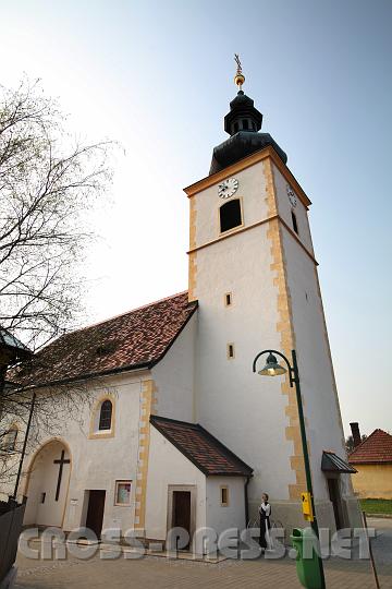 2009.04.06_07.50.26.jpg - Kirche in Pfaffsttten.Die Pfarrkirche Pfaffsttten, geweiht den Aposteln Petrus und Paulus, wurde Ende des 12 Jhd. erbaut - der heutige Chor im romanischen Stil. Der sptgotischen Hallenzubau mit innen liegenden Pfeilervorlagen sowie der Turm kamen wahrscheinlich im Zusammenhang mit der Pfarrerrichtung 1535 hinzu.Der an der Westseite angebauter Turm zeigt im Erdgescho und im zweiten Gescho Kreuzrippengewlbe gleich dem Langhaus. Auen zu sehen schmale Fensterschlitze und gotisches Kordongesimse, die Glockenstube mit Eselsrckenbogen. Das Zwiebeldach erhielt der Turm anstelle eines Pultdaches nach den Verwstungen 1683.An der Auenmauer der Kirche findet sich ein Grabstein aus dem Jahr 1575.http://www.pfarre-pfaffstaetten.at