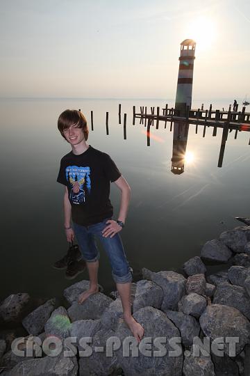 2009.04.06_17.10.25_01.jpg - Lukas geniesst mediterrane Ambiente und sptsommerliches Wetter im Frhling am Neusiedlersee.