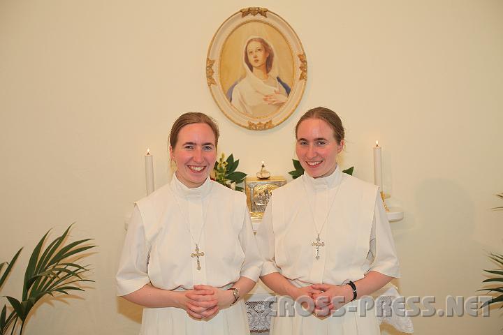 2009.06.11_11.56.46.jpg - Schwester Colette und Schwester Fina in ihrer Kapelle