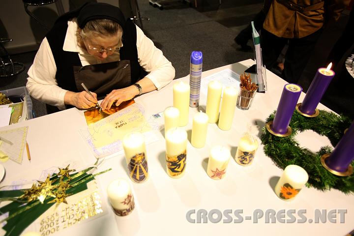 2009.10.08_15.14.06.jpg - Schwester Miriam beim Kerzenverzieren fr einen Betrieb aus Thaur in Tirol.
