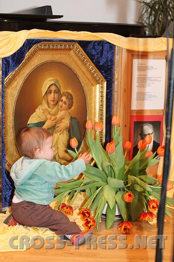 2010.02.28_14.41.11.jpg - Wie Aurelia sich freut, vor der Gottesmutter und den Tulpen sein zu drfen!