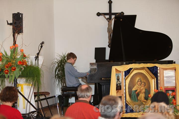 2010.02.28_10.00.06.jpg - Tobias ist ein begabter Pianist - er war fr die musikalische Umrahmung am Vormittag zustndig.