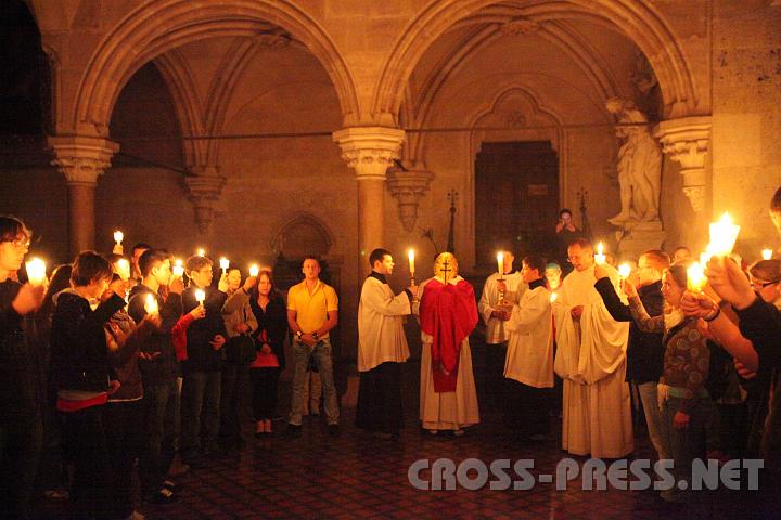 2010.04.09_19.34.58.jpg - Das "Wahrzeichen" des Stiftes, die Kreuzreliquie, wird bei der Prozession mitgetragen.