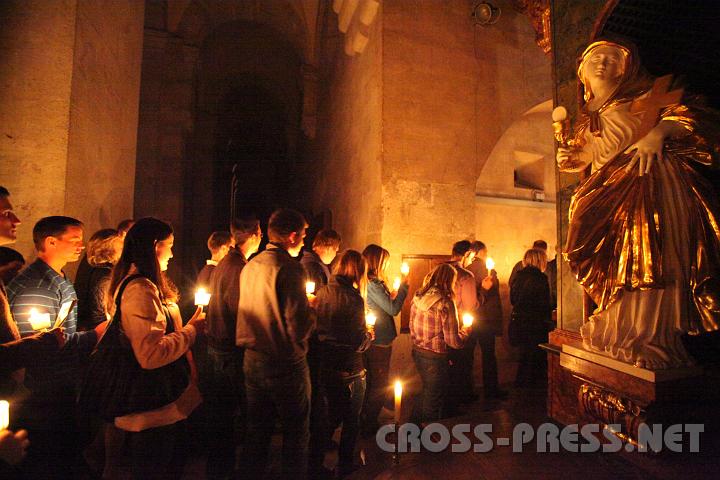 2010.04.09_19.57.24.jpg - Die Heilige Barbara bewundert die Jugendlichen bei ihrem Kerzenumzug.