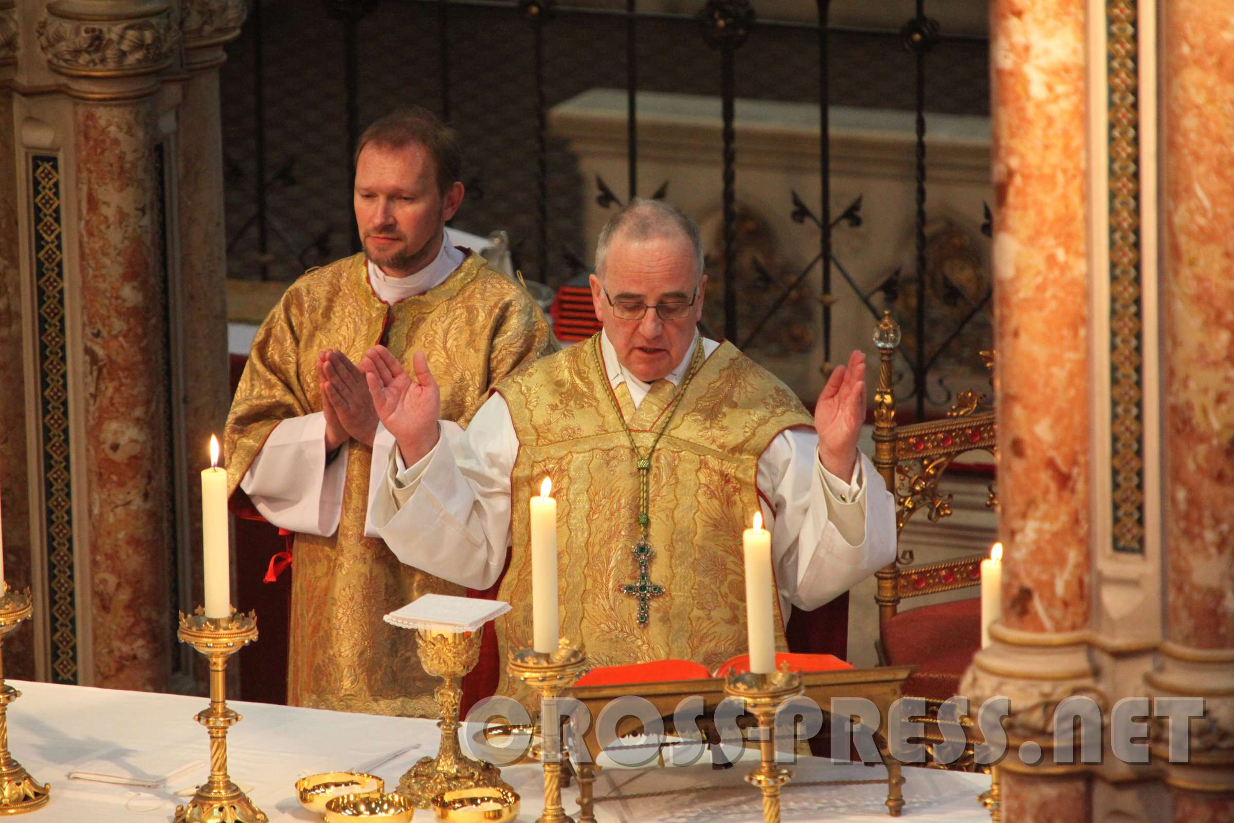 2010.05.13_10.52.41.jpg - Die hl.Messe zelebrierte Abt Gregor. Bei seiner Predigt ging er auf viele Fragen der Firmlinge ein. Zur Firmung bereitete sie Diakon Markus Riccabona (im Hintergrund) vor.