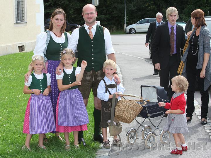 2010.08.15_14.47.46.jpg - So wie diese Familie, kamen viele Festgste aus Steiermark um mit "ihren" Frater Damian sein Profess und Diakonweihe zu feiern.