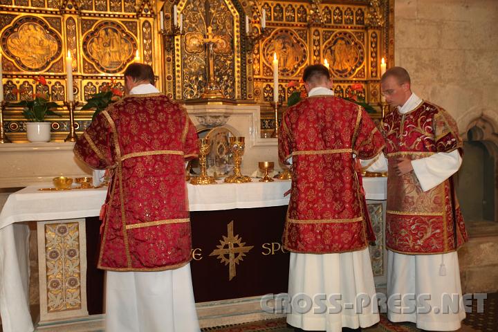 2010.08.16_16.58.23.jpg - Whrend fr die anderen nach der Kommunion der Gottesdienst weitergeht, beginnt fr die Diakone ein besonderer Dienst: das heilige Geschirrabwaschen.   ;)