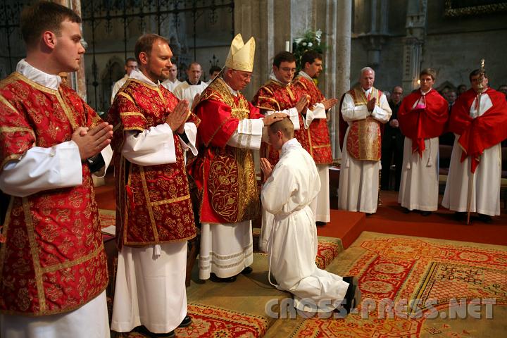 2010.08.16_16.08.51.jpg - Weihbischof Franz Lackner legt jedem der Diakonkandidaten seine Hnde auf.
