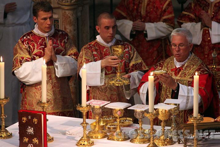 2010.08.16_16.44.01.jpg - Die neuen Diakone nahmen aktiv an der Liturgie Teil, P.Edmund hebt den Kelch beim "Agnus Dei".