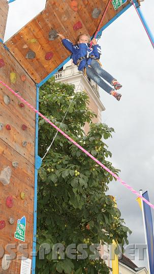 2010.08.28_10.46.11.jpg - Noemi, schwebend zwischen Himmel und Erde...