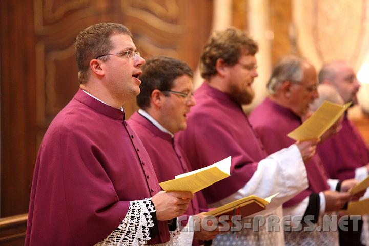 2010.08.27_18.35.08.jpg - Die Chorherren leiteten das Augustinusfest mit einer feierlichen Vesper ein.