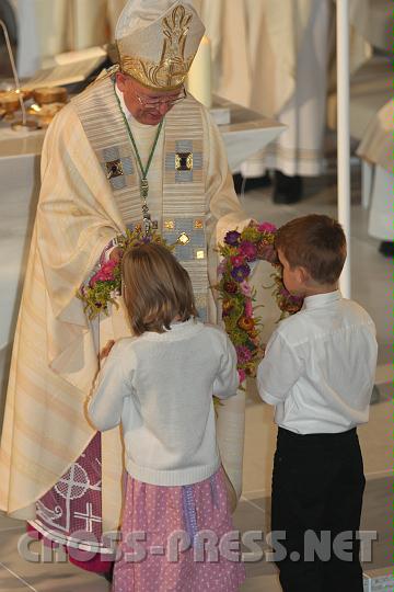 2010.09.12_12.36.33.jpg - Kinder bringen den Blumenschmuck fr den neugeweihten Altar.