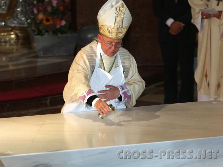 2010.09.12_12.15.05.jpg - Diözesanbischof DDr. Klaus Küng salbt den Altar mit Chrisamöl.