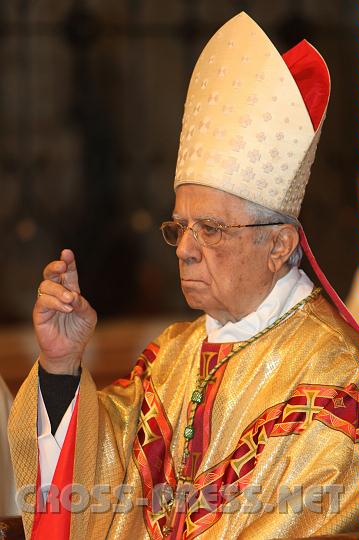 2010.09.25_09.55.48.jpg - Erzbischof Farhat erteilt jeden einzelnen Katechisen den Segen.