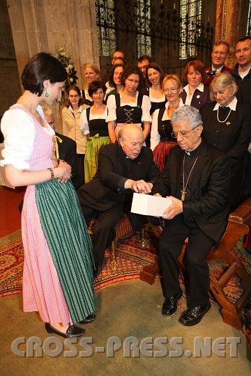 2010.09.25_11.52.36.jpg - Erzbischof Farhat bekam einen symbolischen aber schnen Geschenk berreicht.