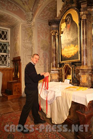 2010.11.15_17.54.14.jpg - Mesner des Stiftes und der Pfarre Heiligenkreuz und Hobby-Fotograf Hans Hohlagschwandtner richtet das Messgewand für den Kardinal.