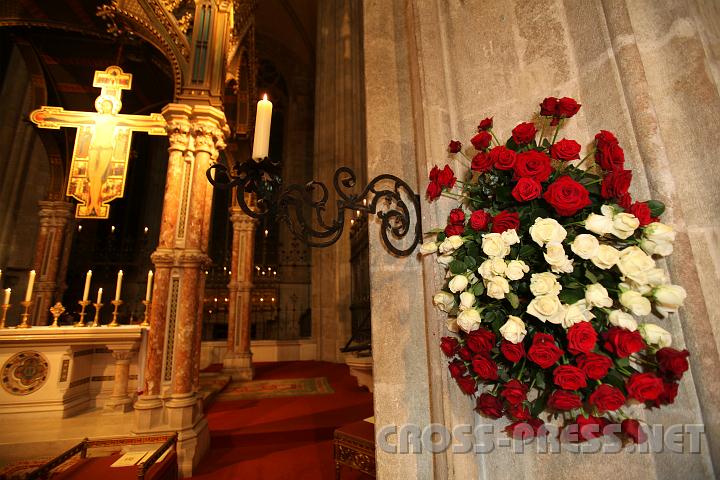 2010.11.15_18.11.04.jpg - Rosen in rot-weiß-rot für die Bischöfe Österreichs.