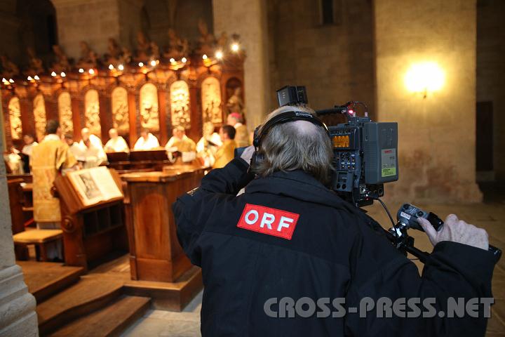 2010.11.15_16.18.38.jpg - Durch die stndige Medienprsenz sind die Heiligenkreuzer Mnche schon ziemlich abgehrtet und lassen sich dadurch nicht in ihren Gebeten und Gesang stren.  :)